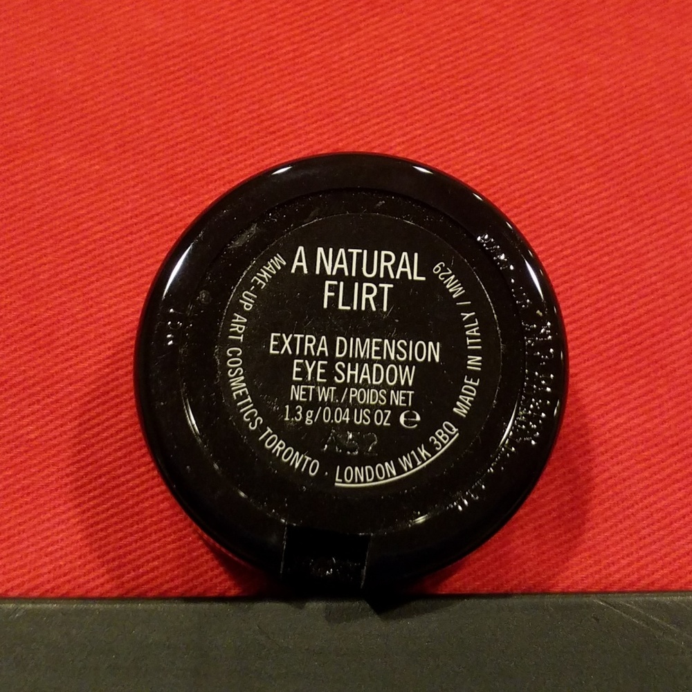 M.A.C COSMETICS
EYE SHADOW - Picture 4 of 4